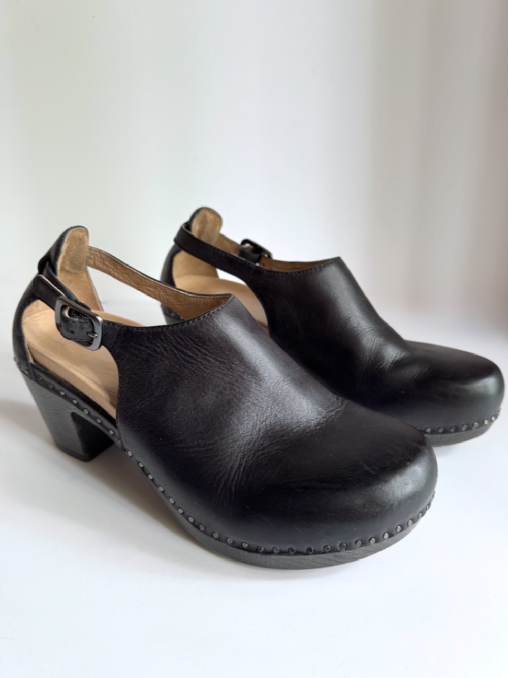 Dansko Sassy Stylish Upfront Closed Toe Clogs in Black Leather Size 39